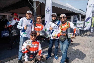Penunggang motosikal gembira menerima MYRIDERID secara percuma sempena majlis pelancarannya di Stadium Negeri Pulau Pinang, Batu Kawan pada Ahad.