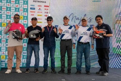 Azlan (tiga dari kanan) pada majlis pelancaran MYRIDERID di Stadium Negeri Pulau Pinang, Batu Kawan pada Ahad.