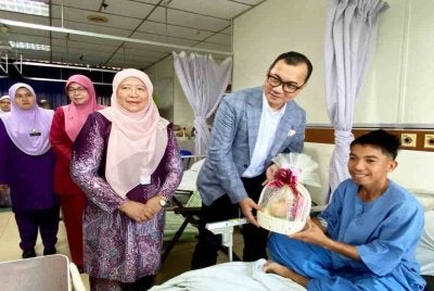 Dr Ab Rahman (kanan) dan Dr Shatriah (kiri) menyantuni pesakit yang menunggu giliran untuk menjalani pembedahan semasa merasmikan 2nd USM Strabismus Surgery Carnival anjuran Jabatan Oftalmologi dan Sains Visual, HPUSM yang berlangsung dari 16 hingga 20 Ogos pada Ahad. Foto:SINAR HARIAN/HAZELEN LIANA KAMARUDIN
