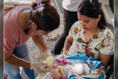 Agnes (kanan) selamat melahirkan bayinya pada jam 9.02 pagi waktu tempatan. Foto: Sulawesi pos