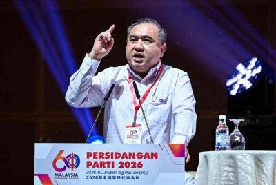 Anthony menyampaikan ucapan dasar pada Persidangan Kebangsaan DAP 2026 di Pusat Konvensyen Antarabangsa Putrajaya pada Ahad. Foto Bernama