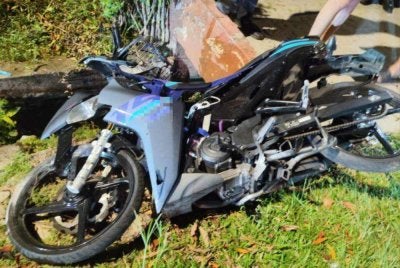Motosikal dinaiki kedua-dua mangsa hilang kawalan dan terbabas ke bahu jalan di KM2.4, Jalan Kluang - Teck Wa Hing pada Ahad.