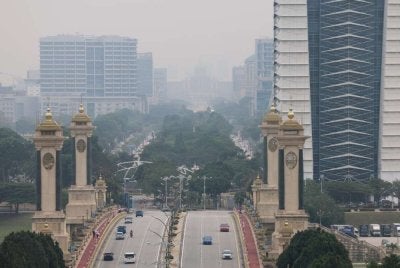 Pemandangan di pusat pentadbiran kerajaan sedikit terjejas akibat jerebu pada Ahad. Foto Bernama