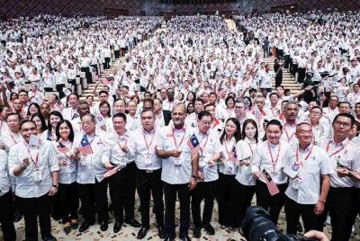 Pengerusi Kebangsaan DAP, Gobind Singh Deo (enam, kiri) bergambar pada Persidangan Kebangsaan DAP 2026 di Pusat Konvensyen Antarabangsa Putrajaya hari ini. Foto Bernama. 