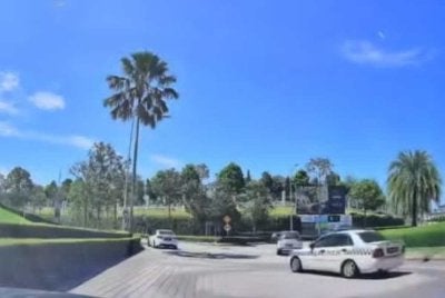 Tular video memaparkan sebuah kereta jenis Kia Forte berwarna putih dikejar polis dalam kejadian di Bandar Eco Majestic pada Sabtu.