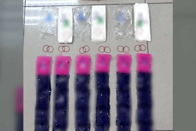Plastik mengandungi pil kuda yang ditemui oleh polis. Foto PDRM