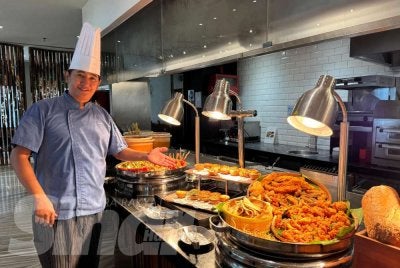 Mohd Azmi menunjukkan antara sajian yang ditawarkan untuk Sunday Hi-Tea Rendezvous yang diadakan setiap Ahad di Checkers Café.