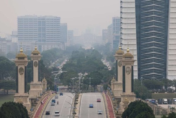 Pemandangan di pusat pentadbiran kerajaan sedikit terjejas akibat jerebu pada Ahad. Foto Bernama