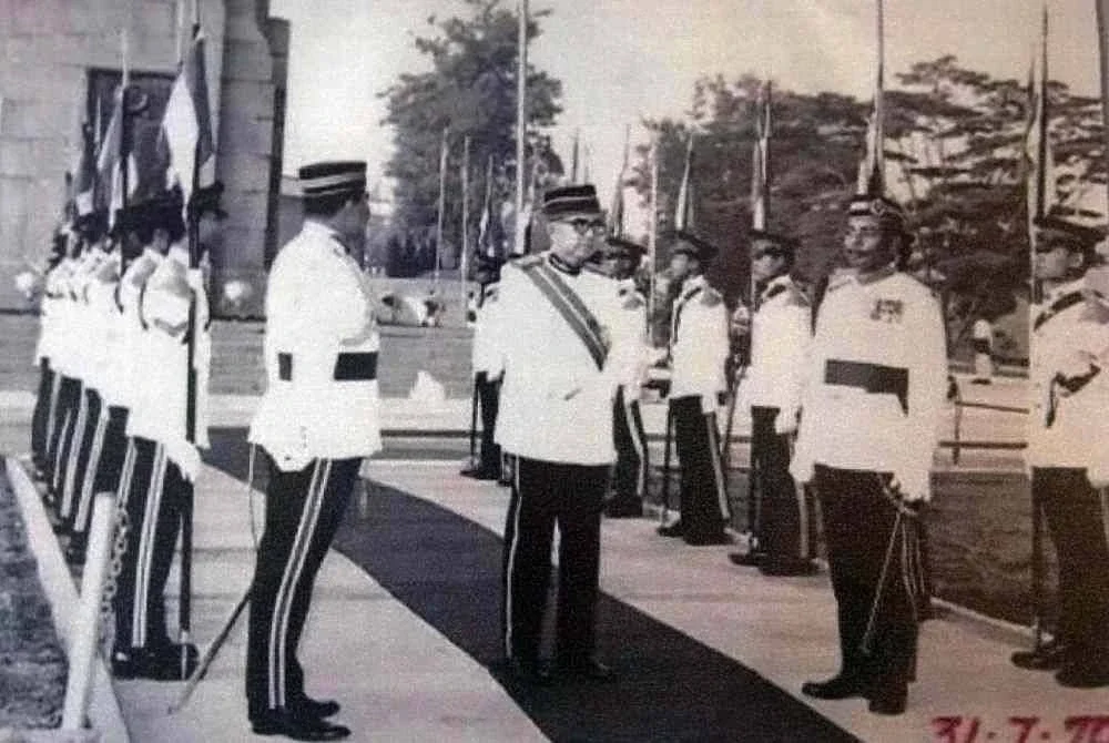 Abdullah (kanan) pada Majlis Hari Pahlawan di Tugu Negara.