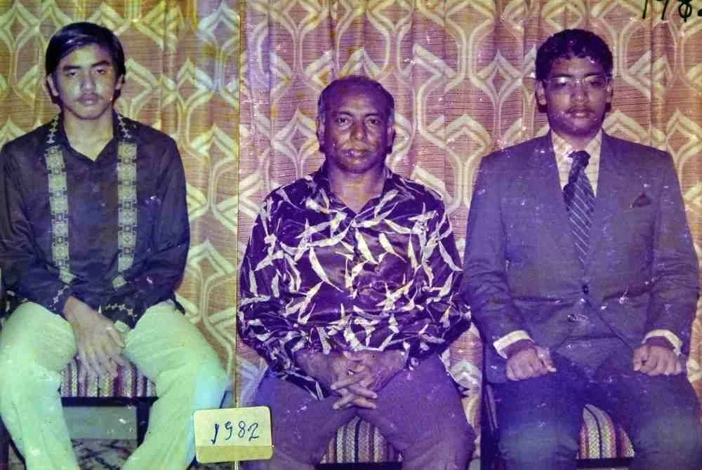 Gambar kenangan Abdullah (tengah) bersama dua anak lelakinya.