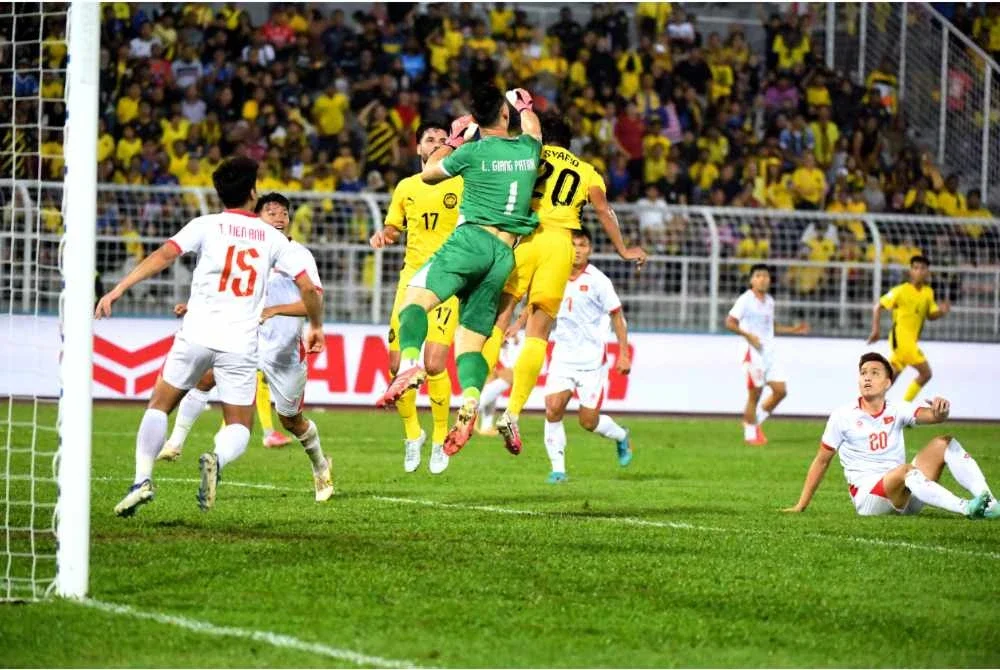 Pemain Malaysia, Muhammad Syafiq Ahmad (kanan) diasak penjaga gol Vietnam pada perlawanan separuh akhir Piala Hyundai ASEAN 2026 antara Malaysia menentang Vietnam di Stadium Bolasepak Kuala Lumpur. Foto Bernama