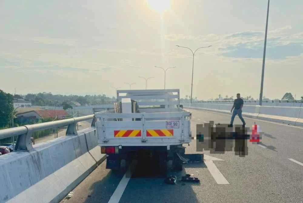 Seorang penunggang motosikal maut selepas dipercayai merempuh bahagian belakang lori kehabisan minyak yang
diparkir di bahu jalan berhampiran susur jejambat Wakaf Bharu, Tumpat pada Ahad. Foto:PDRM