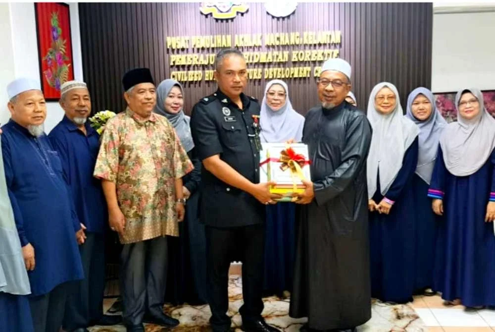 Adnan (kanan) bersama wakil Persatuan Rumah Ngaji Negeri Kelantan menyampaikan cenderamata kepada wakil PPA Machang semasa Sesi tadabbur al-Quran dan motivasi pada Ahad