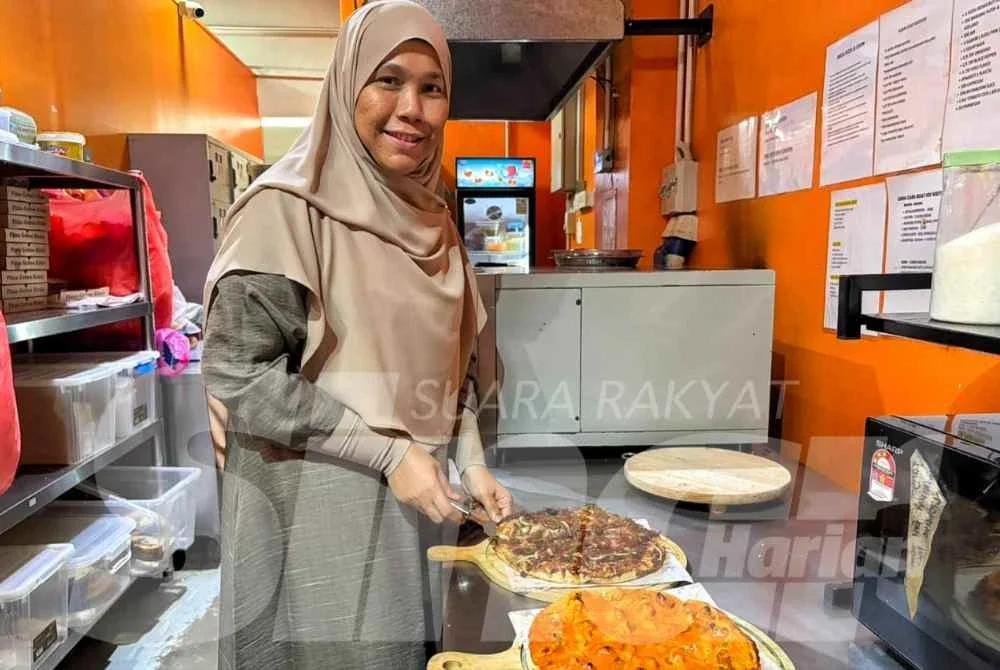 Hazarini menyiapkan tempahan pelanggan