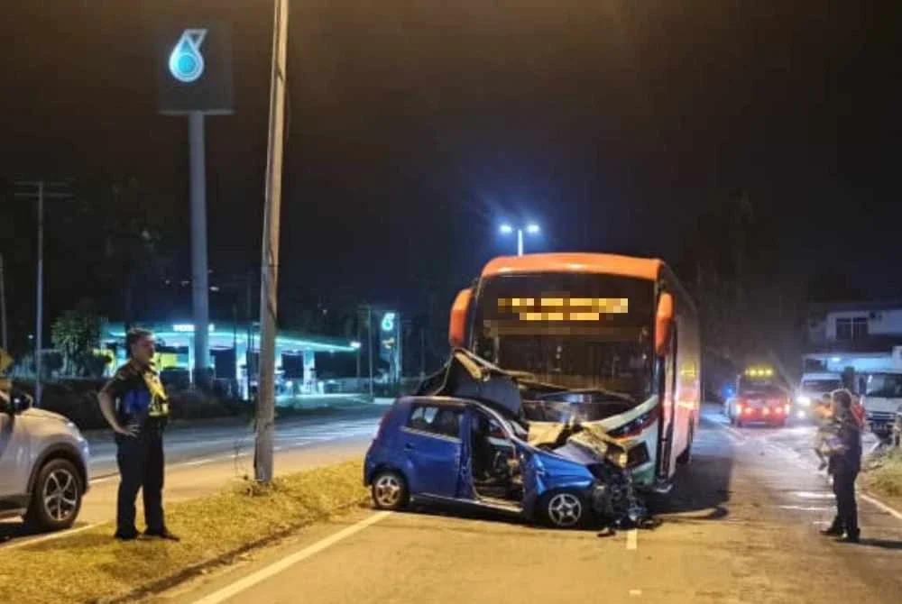 Kereta tersebut kemudiannya dilanggar pada bahagian sisi kiri dan terseret kira-kira 15 meter