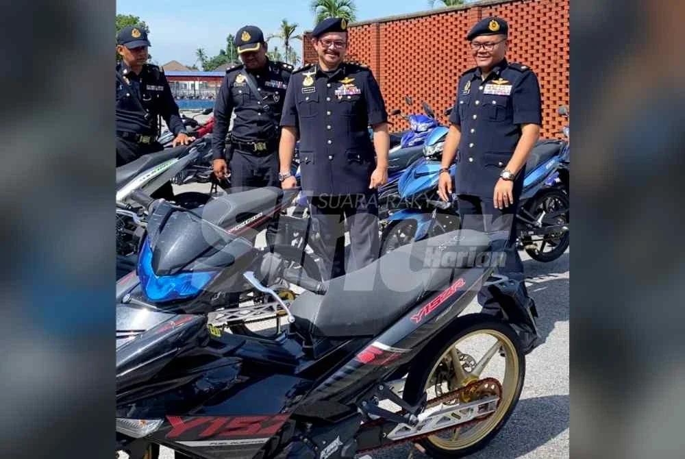 Mohd Misuari (dua dari kanan) menunjukkan sebahagian daripada motosikal yang telah diubah suai dan dirampas oleh JPJ Kelantan. 