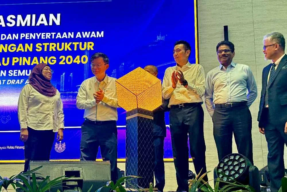 Kon Yeow (dua dari kiri) merasmikan Program Publisiti dan Penyertaan Awam Draf RSNPP 2040 (Kajian Semula) pada Isnin.