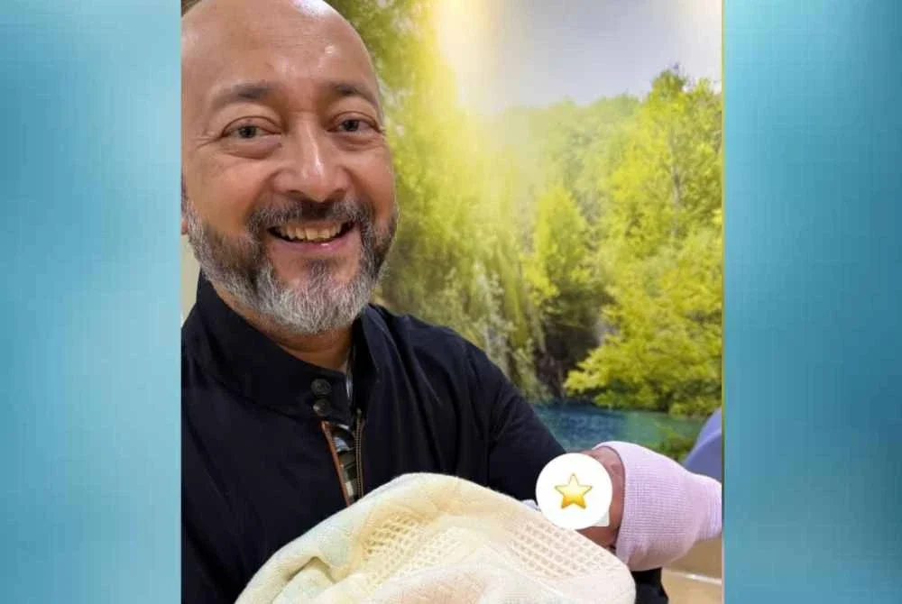 Mukhriz memangku cucu sulungnya, den Zakaria Ezran Cheah yang selamat dilahirkan pada 16 Ogos 2026.