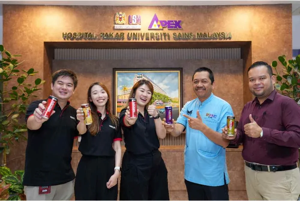 Sui Ying (tengah) dan Timbalan Pengarah (Klinikal) HPUSM, Profesor Dr Zaidi Zakaria bersama-sama pasukan NESCAFÉ serta HPUSM.
