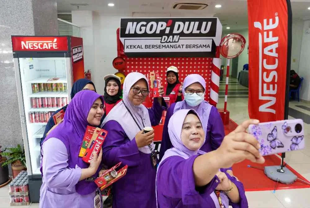 NESCAFÉ memberikan motivasi dan optimisme kepada petugas kesihatan yang berkhidmat tanpa mengenal penat lelah setiap hari di HPUSM Kubang Kerian, Kelantan.