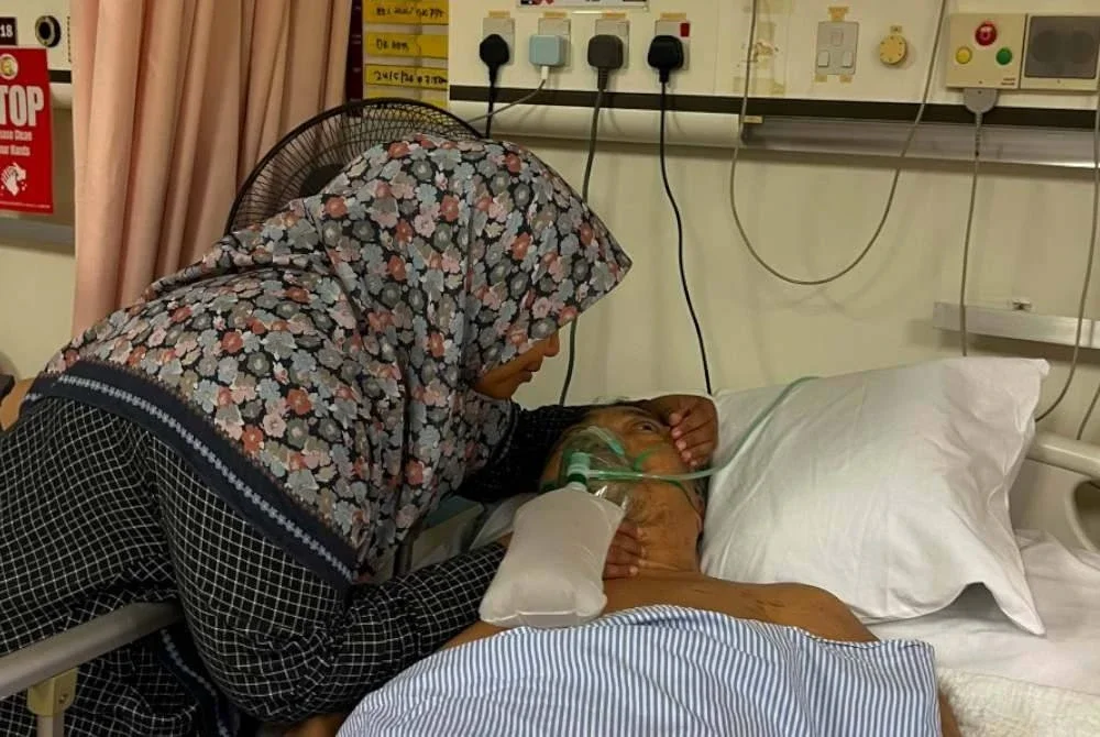CIK SIAH pasti menemani suaminya ketika menerima rawatan dialisis dan rawatan sakit lain di hospital. 
