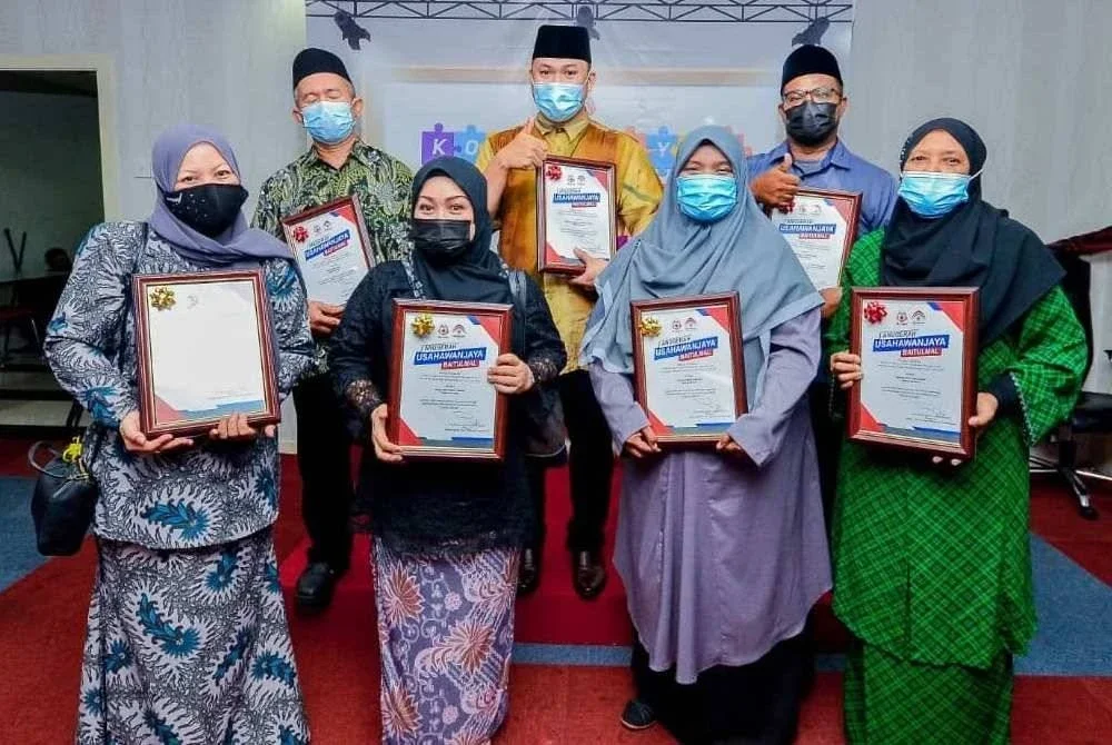 CIK SIAH (dua dari kanan) menerima Anugerah Ikon Usahawan Baitulmal MAIWP pada 2021. 
