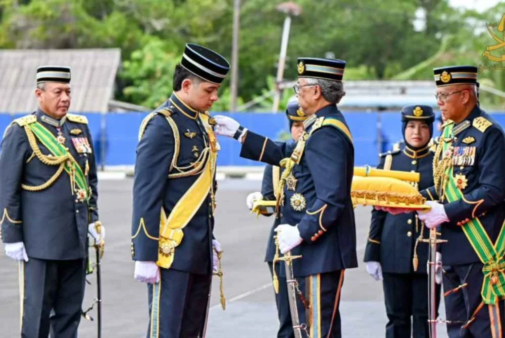 Sultan Pahang Al-Sultan Abdullah Ri'ayatuddin Al-Mustafa Billah Shah berkenan mengurniakan Sayap Penerbangan Tentera Udara Diraja Malaysia (TUDM) kepada paduka anakanda Tengku Mahkota Pahang Tengku Hassanal Ibrahim Alam Shah Al-Sultan Abdullah Ri'ayatuddin Al-Mustafa Billah Shah bersama 39 graduan Angkatan Tentera Malaysia (ATM) sempena Istiadat Perbarisan Pengurniaan Sayap Penerbangan di Kolej Tentera Udara pada Sabtu.