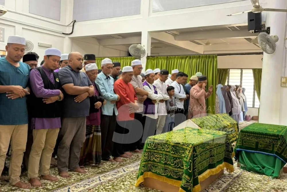 Jenazah Nur Fatima Syuhada dan anaknya, Muhamad Fattah Aisy Naufal disolatkan di Masjid Saidina Abu Bakar As-Siddiq di Kampung Sanggang di sini pada Isnin. Foto SINAR HARIAN/NORAWAZNI YUSOF