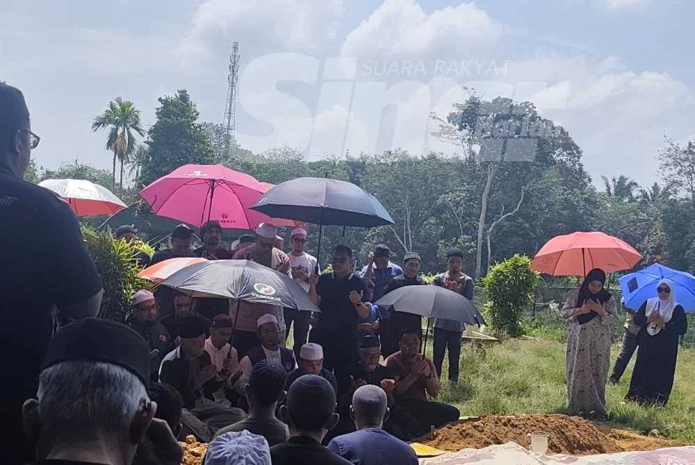 Saifulnizam mengiringi jenazah isteri dan anaknya buat kali terakhir. Foto SINAR HARIAN/NORAWAZNI YUSOF