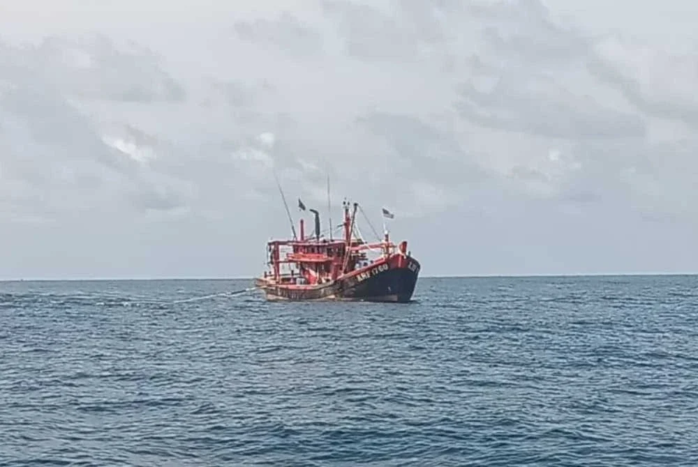 Seorang nelayan disyaki terjatuh ketika menarik pukat pada kedudukan kira-kira 27 batu nautika barat Tanjung Dawai.