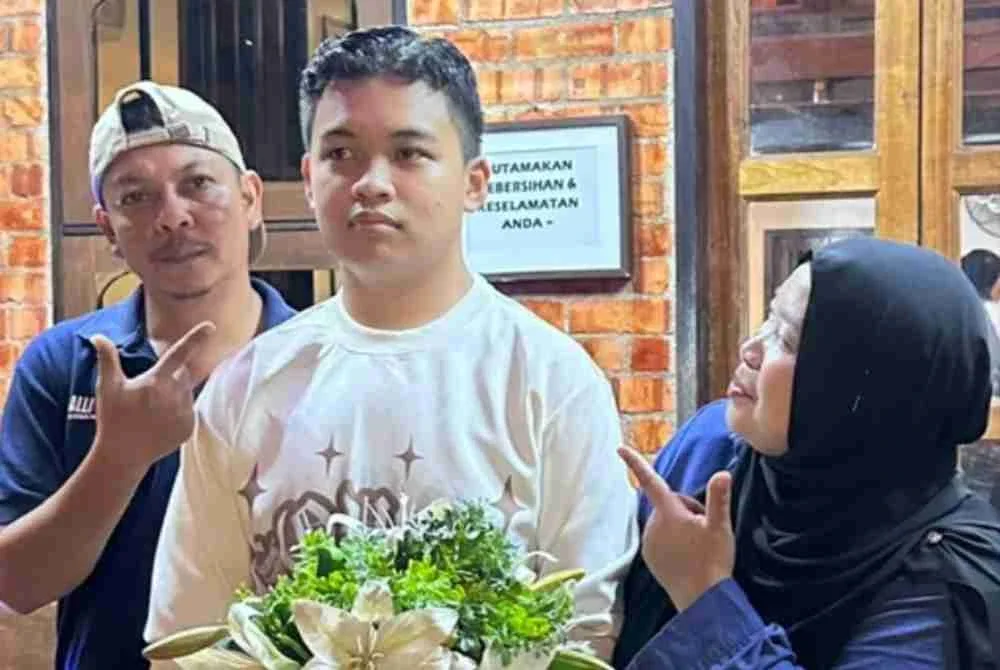 Kenangan arwah Mohd Khairil bersama isteri dan anak tunggal mereka.