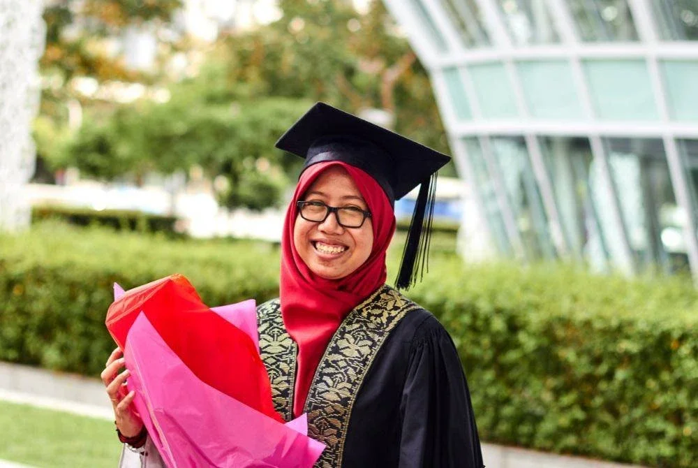 PENDIDIKAN boleh mengeluarkan keluarga daripada kemiskinan.
