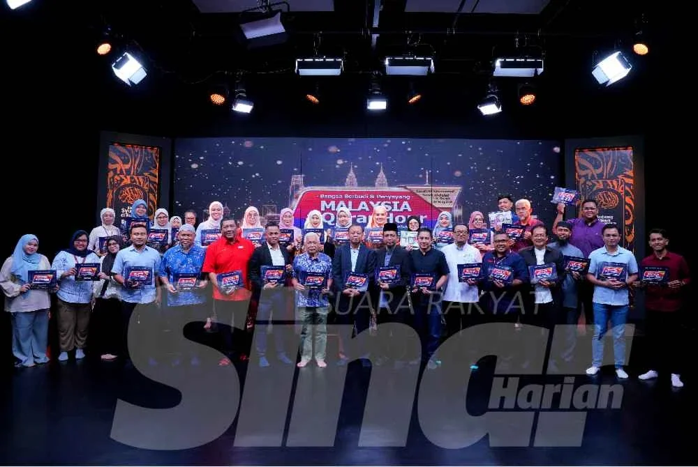 Hussamuddin (tengah) bergambar bersama rakan sinergi media sempena Malaysia #QuranHour