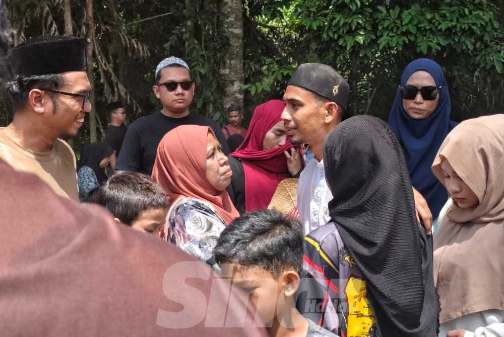 Ahli keluarga kepada Saifulnizam ditenangkan selepas selesai urusan pengebumian. 