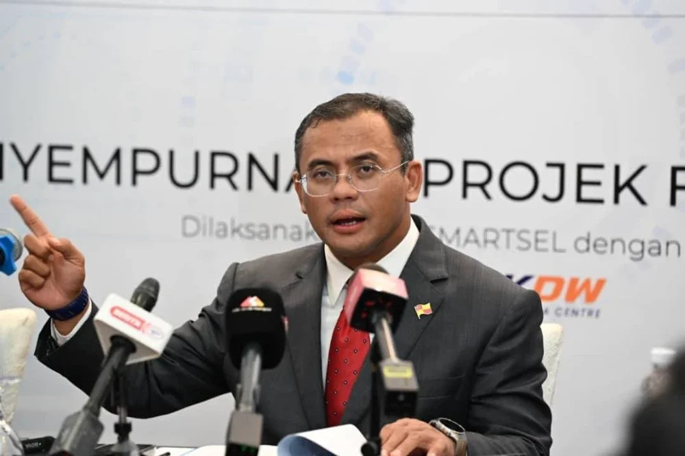 Amirudin semasa sidang media selepas MoU antara SmartSel Sdn Bhd dan PG LinkaranFibre Sdn Bhd serta Penyempurnaan Projek Fiberisasi-Cyberjaya di Shah Alam pada Isnin.