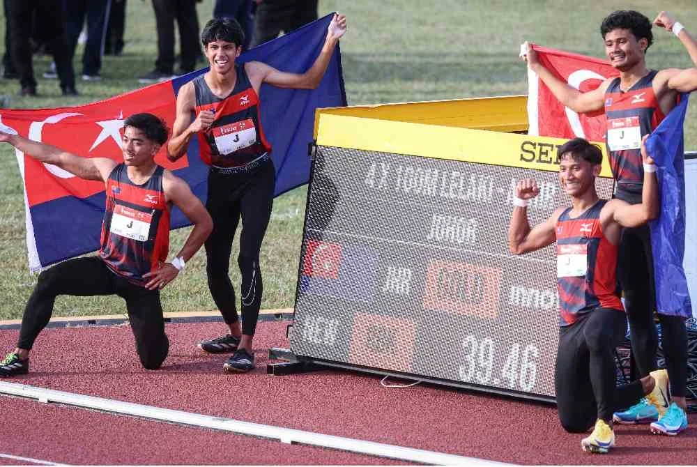 Aksi Haziq Ilmani, Muhammad Airiel, Adam Harith dan Danish Iftikhar sejurus menamatkan acara 4x100 meter lelaki akhir pada Sukan Malaysia (SUKMA) 2026 di Kompleks Sukan UPM pada Isnin. Foto Bernama