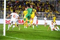 Pemain Malaysia, Muhammad Syafiq Ahmad (kanan) diasak penjaga gol Vietnam pada perlawanan separuh akhir Piala Hyundai ASEAN 2026 antara Malaysia menentang Vietnam di Stadium Bolasepak Kuala Lumpur. Foto Bernama