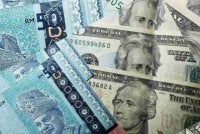 Ringgit dibuka tinggi berbanding dolar AS, menjejaki pertumbuhan KDNK suku kedua 2026 Malaysia yang lebih kukuh daripada jangkaan sebanyak 6.0 peratus. Gambar hiasan 