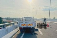 Seorang penunggang motosikal maut selepas dipercayai merempuh bahagian belakang lori kehabisan minyak yang
diparkir di bahu jalan berhampiran susur jejambat Wakaf Bharu, Tumpat pada Ahad. Foto:PDRM