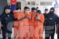 Empat lelaki didakwa bunuh ahli perniagaan di Mahkamah Majistret Batu Pahat pada Isnin.
