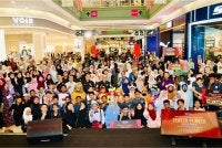 Para peserta serta tetamu bergambar bersama selepas Majlis Penyampaian Hadiah Pertandingan Teater Pendek Simpan SSPN Peringkat Kebangsaan Tahun 2026 yang berlangsung di Centre Court, AEON Mall Cheras Selatan, Selangor.