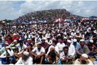 Pelarian Rohingya berkumpul bagi memperingati ulang tahun kedua penghijrahan besar-besaran mereka di kem Kutupalong, Cox’s Bazar, Bangladesh. Foto Reuters.