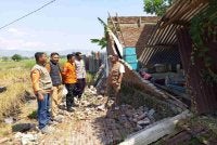 Gempa kuat melanda perairan pulau itu pada awal pagi Sabtu, mengorbankan sekurang-kurangnya 53 orang, mengakibatkan 135 cedera serta menyebabkan kerosakan meluas di seluruh Nusa Tenggara Timur.