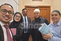 Ebit (dua dari kanan) hadir bersama peguamnya di Mahkamah Sesyen Shah Alam.