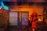Anggota bomba sedang memadamkan kebakaran sebuah rumah di Alam Damai pada Ahad. - Foto: JBPM