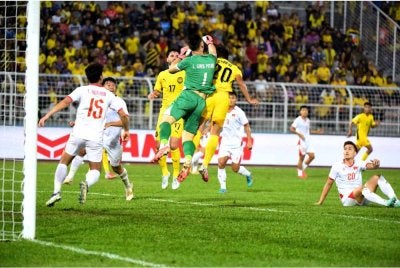 Pemain Malaysia, Muhammad Syafiq Ahmad (kanan) diasak penjaga gol Vietnam pada perlawanan separuh akhir Piala Hyundai ASEAN 2026 antara Malaysia menentang Vietnam di Stadium Bolasepak Kuala Lumpur. Foto Bernama