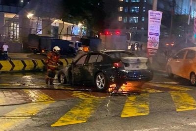 Gambar tular memaparkan anggota bomba sedang memadamkan kebakaran kereta di Jalan Kerinchi pada Ahad.