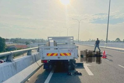 Seorang penunggang motosikal maut selepas dipercayai merempuh bahagian belakang lori kehabisan minyak yang
diparkir di bahu jalan berhampiran susur jejambat Wakaf Bharu, Tumpat pada Ahad. Foto:PDRM