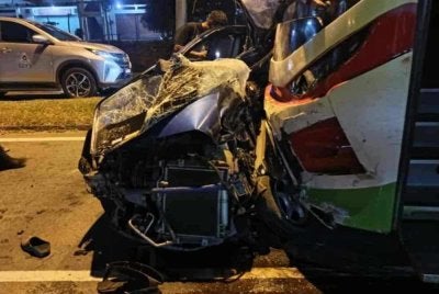 Keadaan kereta Perodua Viva dan bas selepas terlibat kemalangan. 
