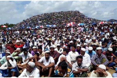Pelarian Rohingya berkumpul bagi memperingati ulang tahun kedua penghijrahan besar-besaran mereka di kem Kutupalong, Cox’s Bazar, Bangladesh. Foto Reuters.